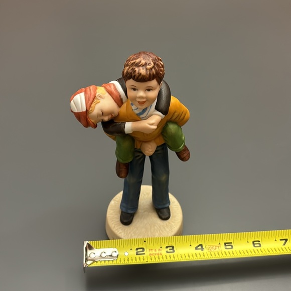 Brothers Figurine piggy back ride by Father Flanagan “He ain't heavy, Father…” - Picture 7 of 8